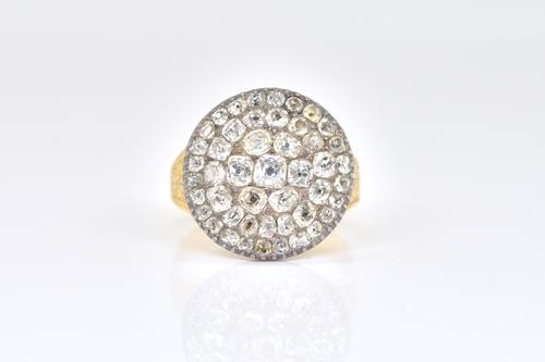 A DIAMOND CIRCULAR CLUSTER RING