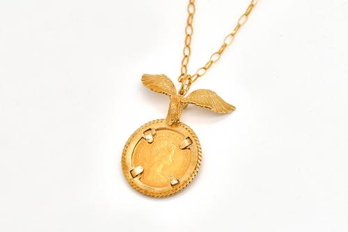 AN ELIZABETH II HALF SOVEREIGN PENDANT WITH A NECKCHAIN