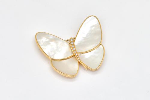 VAN CLEEF & ARPELS: AN 18CT GOLD, MOTHER-OF- PEARL AND DIAMOND BROOCH