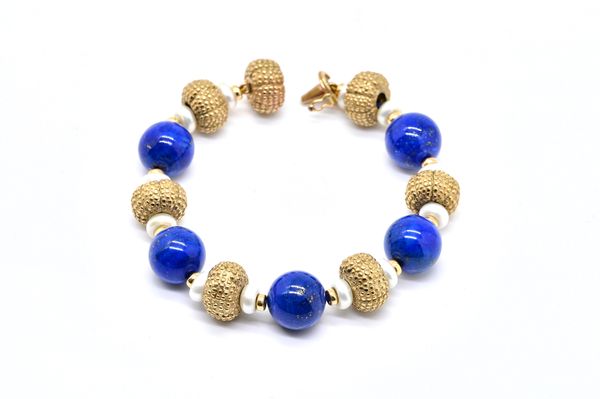 A 9CT GOLD, LAPIS LAZULI AND FRESHWATER CULTURED PEARL BRACELET