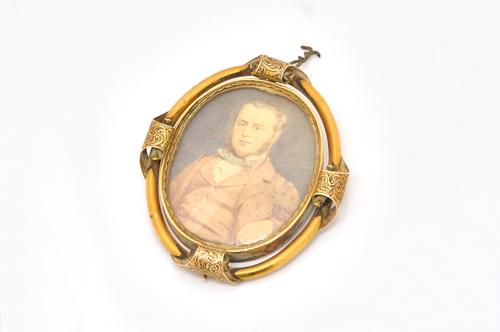 A 19TH CENTURY PORTRAIT MINIATURE OF A GENTLEMAN