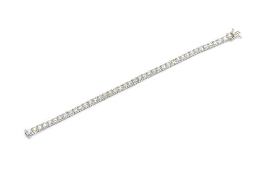 A WHITE GOLD AND DIAMOND TENNIS BRACELET