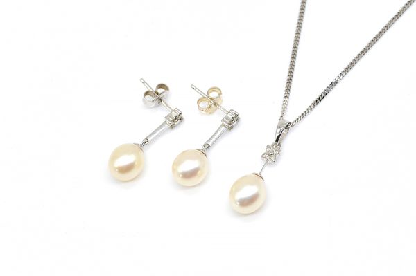 A PAIR OF CULTURED PEARL AND DIAMOND EARRINGS AND A MATCHING PENDANT NECKLACE (2)