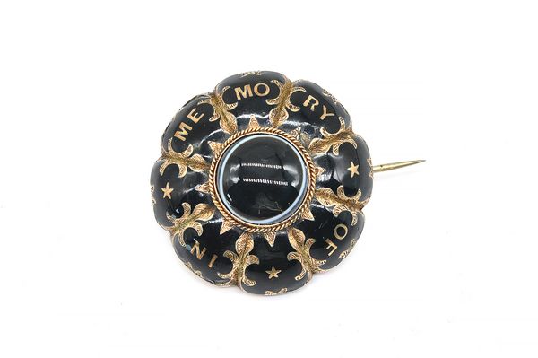 A VICTORIAN GOLD, BLACK ENAMELLED AND BANDED AGATE MOURNING BROOCH