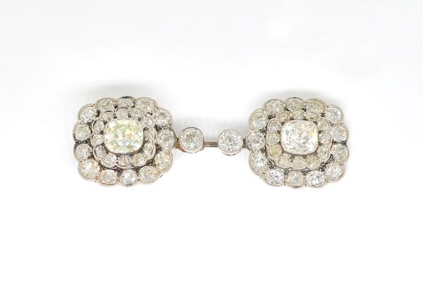 AN EARLY 20TH CENTURY DIAMOND TWIN CLUSTER JABOT PIN