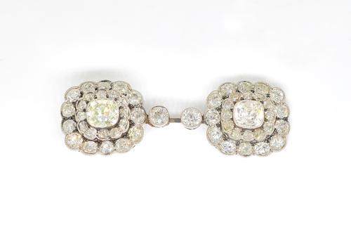 AN EARLY 20TH CENTURY DIAMOND TWIN CLUSTER JABOT PIN
