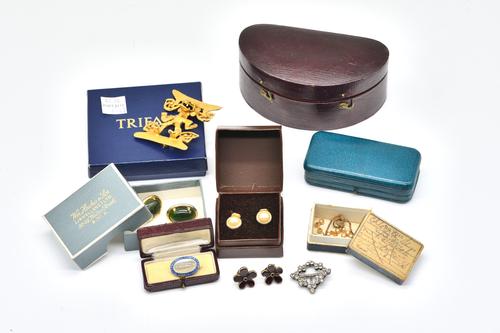 A MOONSTONE AND BLUE GEM SET OVAL BROOCH AND FURTHER JEWELLERY  (QTY)