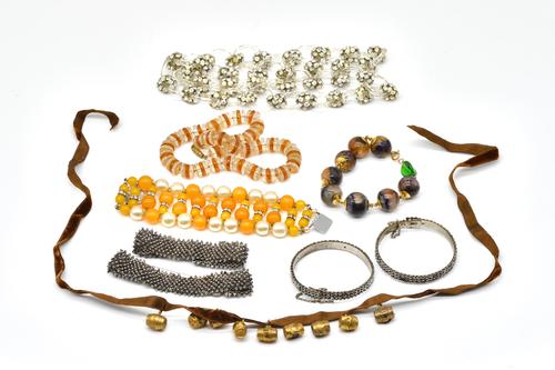 A BLUE JOHN BEAD BRACELET AND EIGHT FURTHER ITEMS (9)