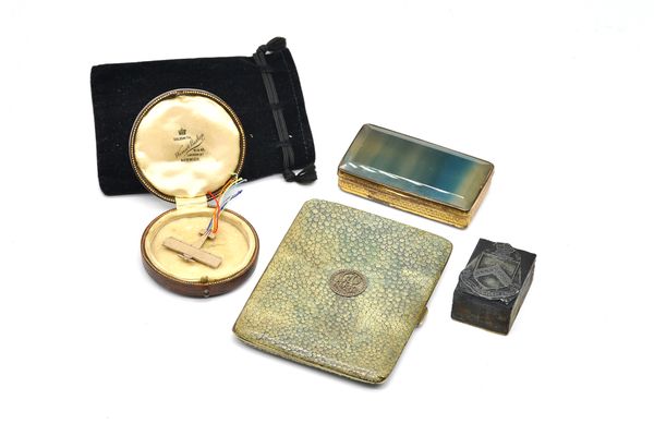 A GILT METAL AND BLUE STAINED AGATE RECTANGULAR HINGE LIDDED BOX AND THREE FURTHER ITEMS (4)
