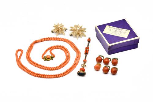 A CORAL AND BLOODSTONE PENDANT FOB AND FURTHER ITEMS (10)