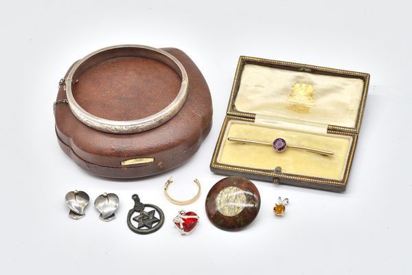 A GOLD AND MAUVE PASTE BAR BROOCH AND SEVEN FURTHER ITEMS (8)