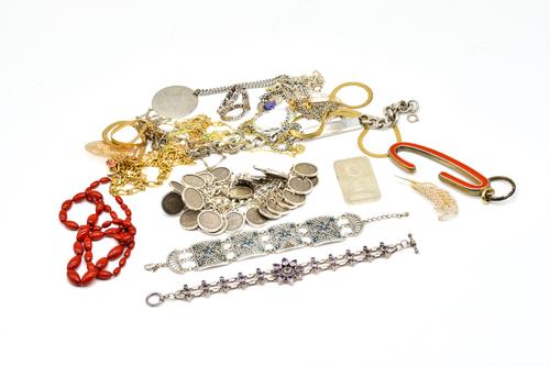 A SILVER BRACELET WITH SIXPENCE PENDANTS AND FURTHER JEWELLERY (QTY)