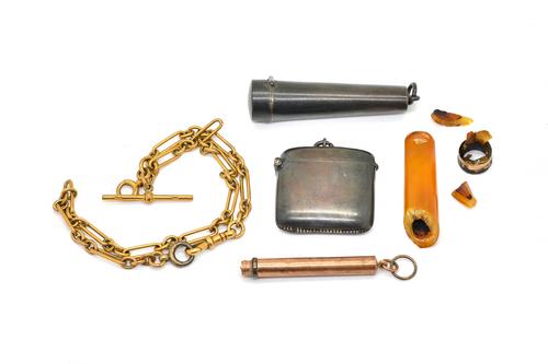 A GOLD WATCH ALBERT CHAIN AND THREE FURTHER ITEMS (4)