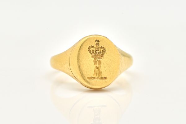 AN 18CT GOLD OVAL SIGNET RING