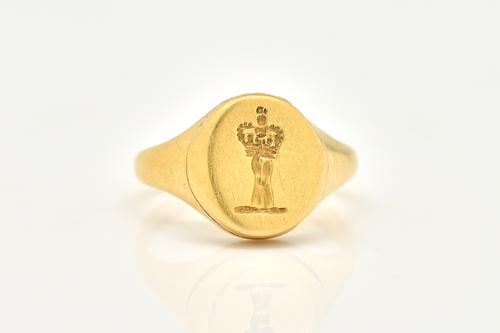 AN 18CT GOLD OVAL SIGNET RING