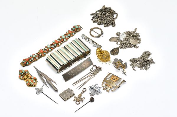 A GROUP OF SILVER AND OTHER JEWELLERY (19)