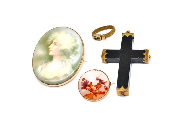 A GOLD MOUNTED MOSS AGATE BROOCH AND THREE FURTHER ITEMS (4)