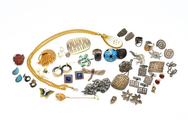 A GROUP OF SILVER AND COSTUME JEWELLERY (QTY)