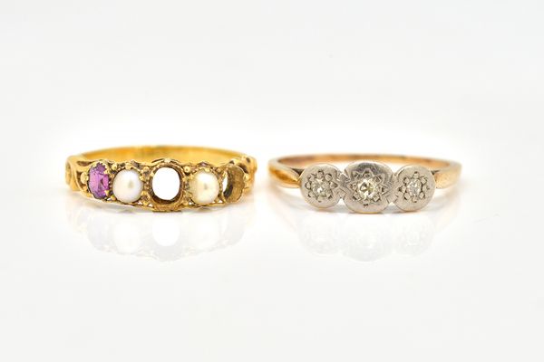 A GOLD AND DIAMOND THREE STONE RING AND ANOTHER RING (2)
