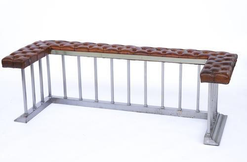 A MODERN BUTTON-DOWN LEATHER UPHOLSTERED AND POLISHED STEEL CLUB FENDER