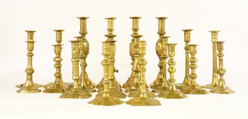 A LARGE COLLECTION OF BRASS CANDLESTICKS (22)