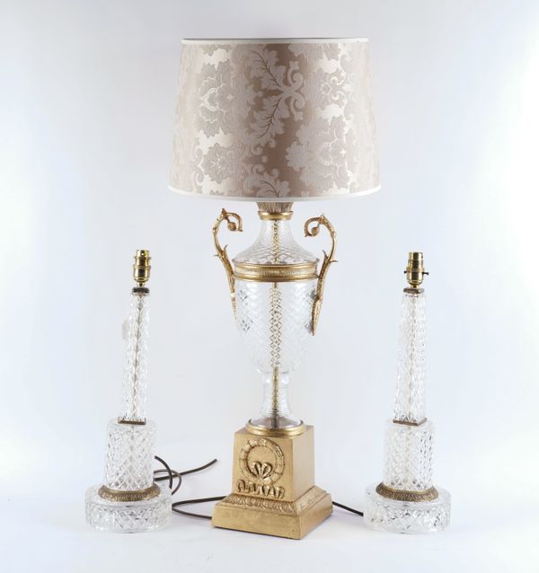 A PAIR OF CRYSTAL COLUMN TABLE LAMPS WITH GILT-METAL MOUNTS AND ANOTHER TWIN-HANDLED URN LAMP ON BASE WITH SHADE (3)