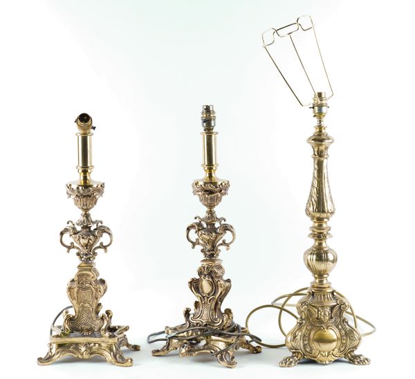 A PAIR OF BRASS TABLE LAMPS TOGETHER WITH ANOTHER SINGLE LAMP BASE (3)