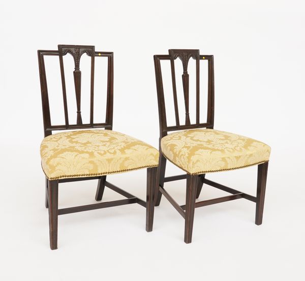 A PAIR OF LATE GEORGE III MAHOGANY PRINCE OF WALES FEATHER BACK DINING CHAIRS (2)