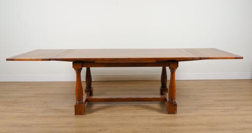 WILLIS & GAMBIER; AN OAK DRAWER LEAF EXTENDING DINING TABLE