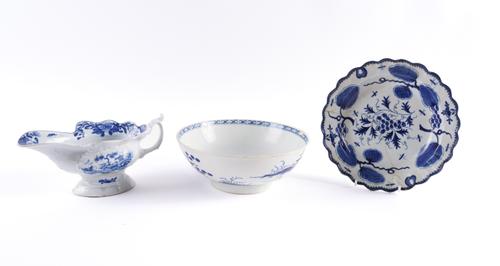 THREE PIECES OF WORCESTER BLUE AND WHITE PORCELAIN (3)