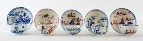 A GROUP OF LOWESTOFT PORCELAIN TEABOWLS AND SAUCERS