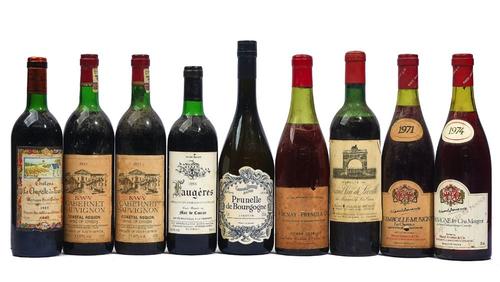A SELECTION OF EIGHTEEN MIXED BOTTLES OF WINES AND LIQUEURS (18)