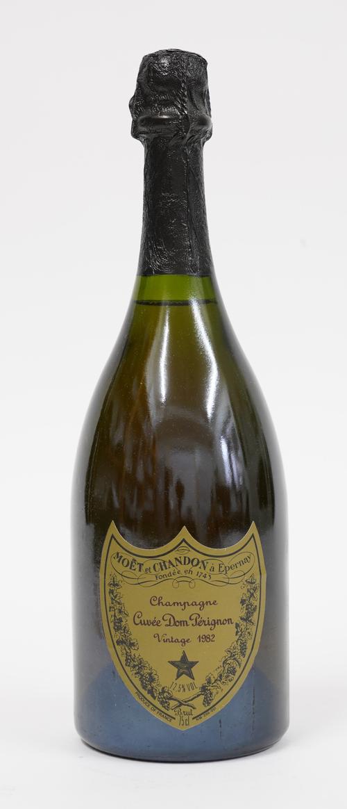 A BOTTLE OF MOET & CHANDON CUVEE DOM PERIGNON CHAMPAGNE 1982