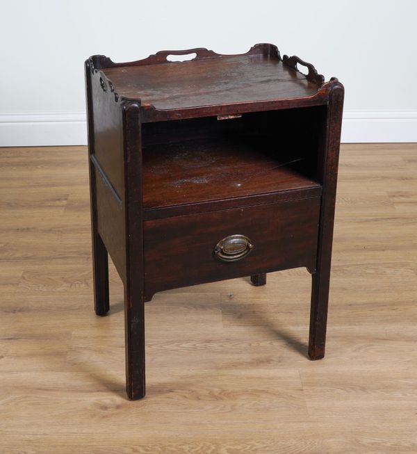 AN 18TH CENTRY MAHOGANY TRAY-TOP NIGHT COMMODE