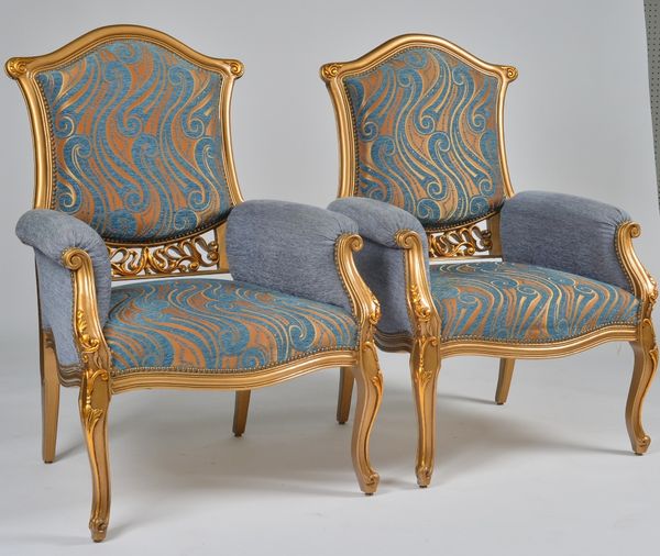 A PAIR OF MODERN LOUIS XV STYLE GILTWOOD FAUTEUILS ARMCHAIRS (2)