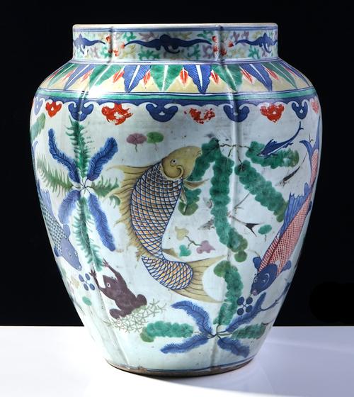 A LARGE CHINESE PORCELAIN OVIFORM VASE