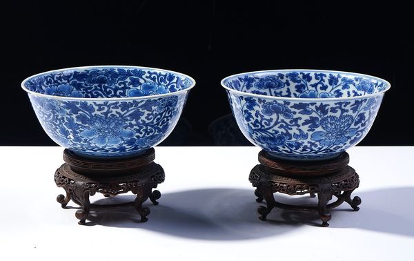 A PAIR OF CHINESE BLUE AND WHITE BOWLS