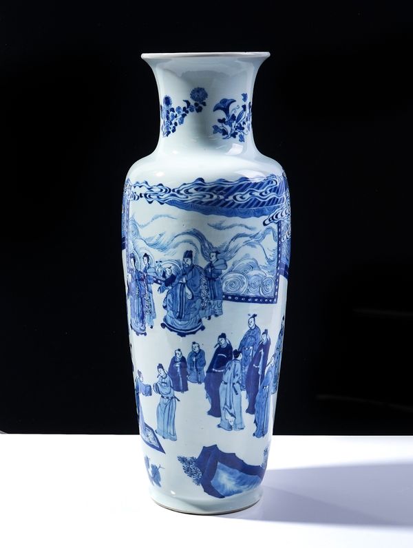 A CHINESE TRANSITIONAL STYLE BLUE AND WHITE ROULEAU VASE