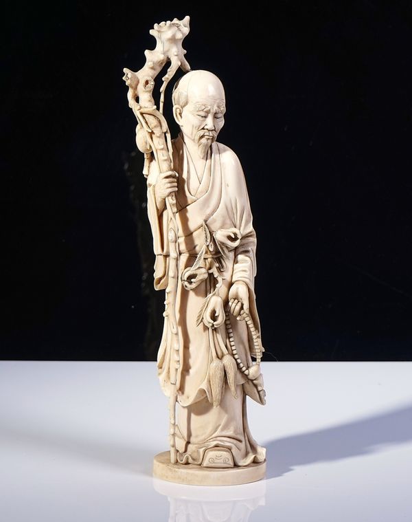 A CHINESE IVORY FIGURE OF AN ELDERLY MAN