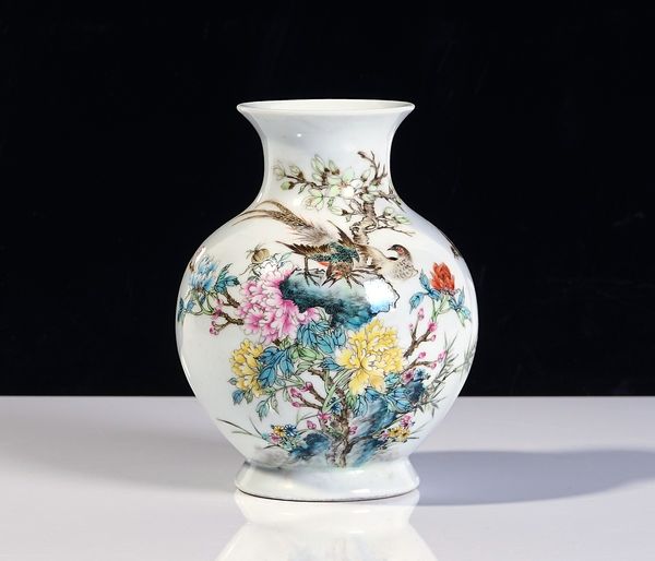 A CHINESE FAMILLE- ROSE VASE