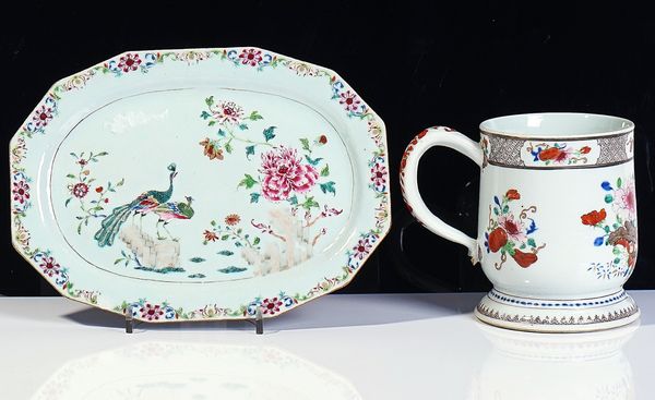 A CHINESE FAMILLE-ROSE TANKARD AND A STAND (2)