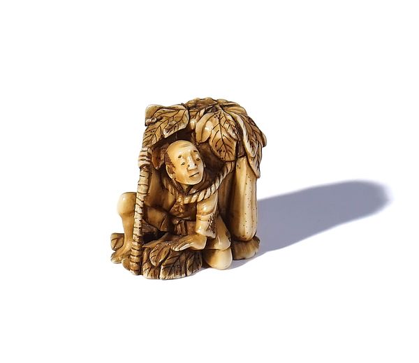 A JAPANESE IVORY NETSUKE