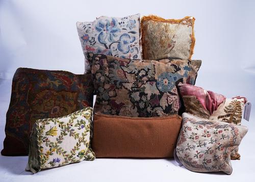 A GROUP OF EIGHT VARIOUS CUSHIONS (8)