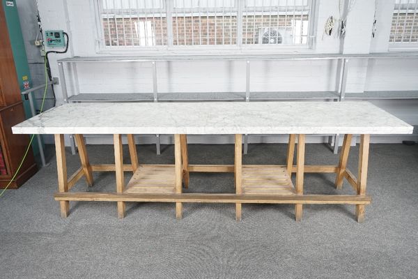 A LARGE OUTSIDE KITCHEN-BAR