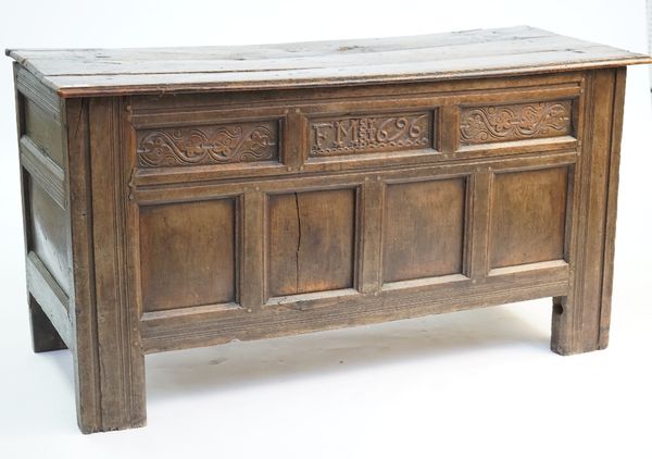 A LARGE 17TH CENTURY OAK COFFER