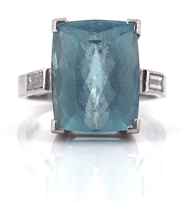 AN 18CT WHITE GOLD, AQUAMARINE AND DIAMOND SET RING