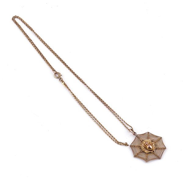 A GOLD PENDANT WITH A GOLD NECKCHAIN (2)