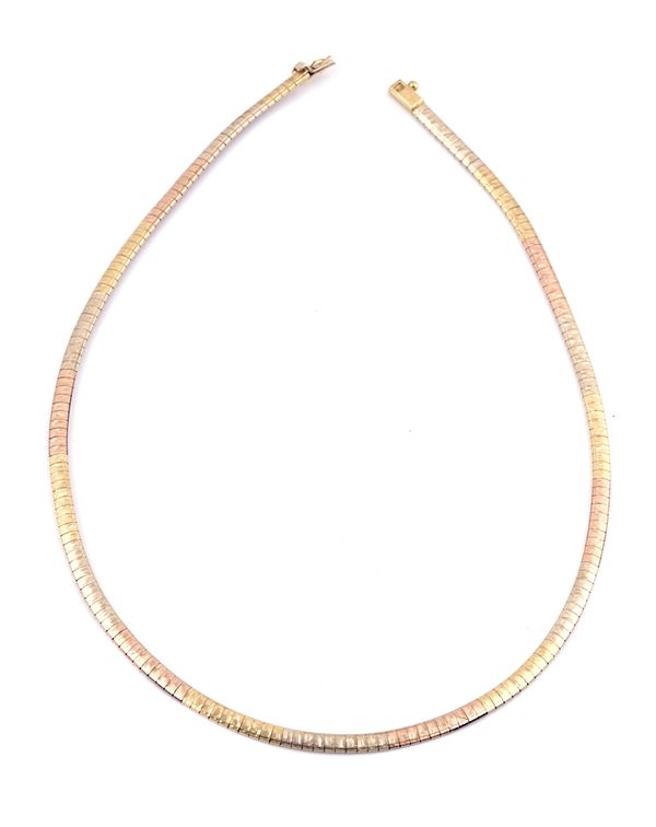 A GOLD NECKLACE