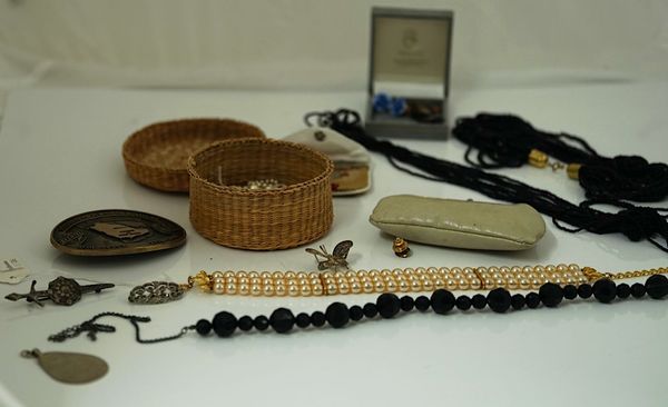 A COLLECTION OF JEWELLERY (QTY)