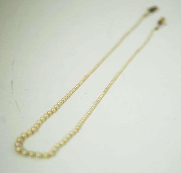 A GRADUATED SINGLE ROW SEED PEARL NECKLACE